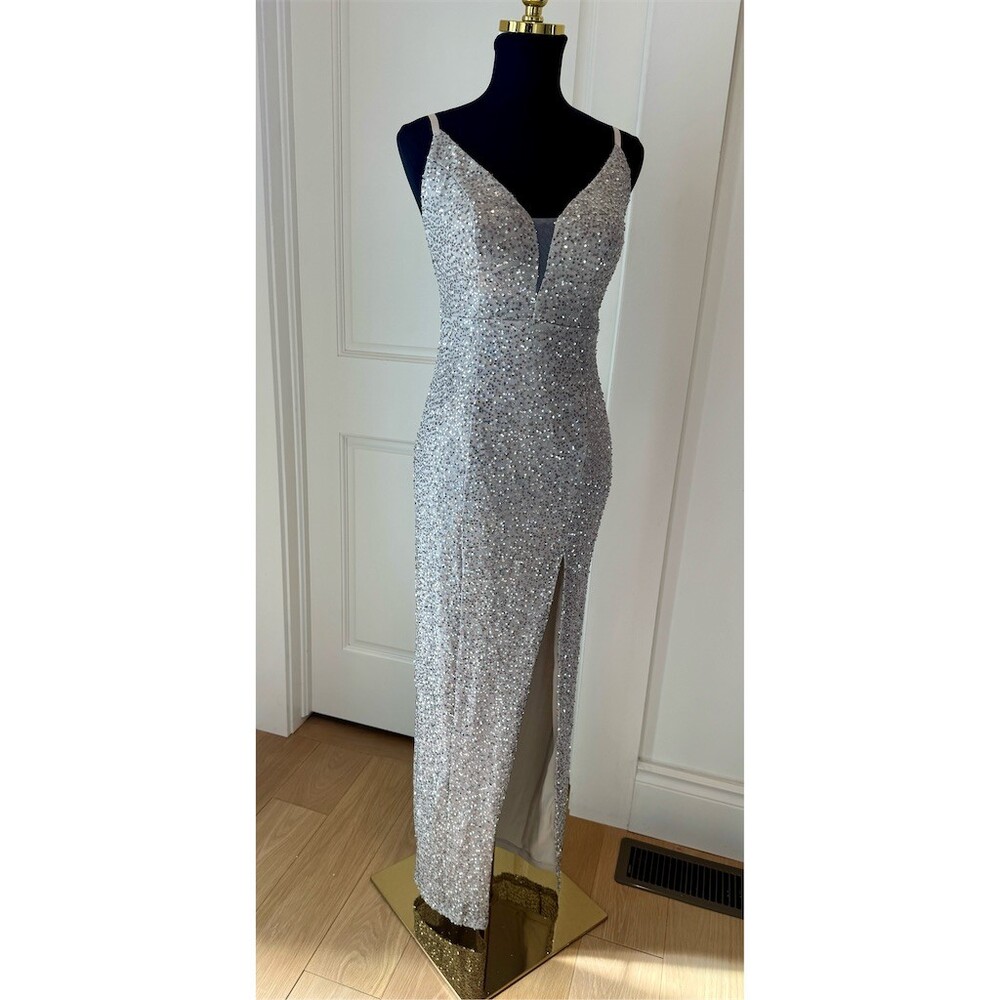 Amore Bella Formal Gown Juniors Size S Silver Sequin V-Neck Maxi Side Slit Prom